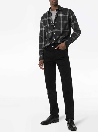 dunkelgraues Flanell Langarmhemd mit Schottenmuster, graues T-Shirt mit einem Rundhalsausschnitt, schwarze Jeans, schwarze Leder Derby Schuhe für Herren