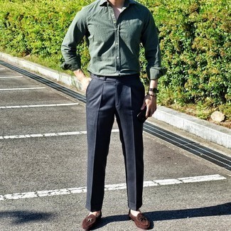 Dunkelgrünes Langarmhemd kombinieren – 500+ Herren Outfits: Entscheiden Sie sich für ein dunkelgrünes Langarmhemd und eine dunkelblaue Anzughose für eine klassischen und verfeinerte Silhouette. Dunkelbraune Wildleder Slipper sind eine kluge Wahl, um dieses Outfit zu vervollständigen.