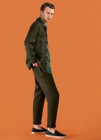 Espadrilles kombinieren – 500+ Herren Outfits: Kombinieren Sie ein dunkelgrünes Langarmhemd mit einer dunkelgrünen Chinohose für einen bequemen Alltags-Look. Dieses Outfit passt hervorragend zusammen mit Espadrilles.