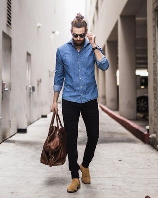 Braune Leder Sporttasche kombinieren – 154 Herren Outfits: Für ein bequemes Couch-Outfit, kombinieren Sie ein blaues Chambray Langarmhemd mit einer braunen Leder Sporttasche. Machen Sie Ihr Outfit mit beige Chelsea Boots aus Wildleder eleganter.