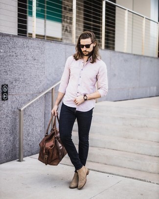 Braune Leder Sporttasche kombinieren – 154 Herren Outfits: Ein rosa Langarmhemd und eine braune Leder Sporttasche sind eine perfekte Wochenend-Kombination. Vervollständigen Sie Ihr Outfit mit hellbeige Chelsea Boots aus Wildleder, um Ihr Modebewusstsein zu zeigen.