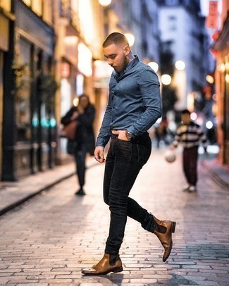 Wie schwarze enge Jeans mit brauner Chelsea Boots aus Leder zu kombinieren – 18 Herren Outfits warm Wetter: Kombinieren Sie ein blaues Langarmhemd mit schwarzen engen Jeans für ein großartiges Wochenend-Outfit. Ergänzen Sie Ihr Outfit mit braunen Chelsea Boots aus Leder, um Ihr Modebewusstsein zu zeigen.