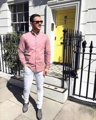 Weiße enge Jeans kombinieren – 222 Herren Outfits: Erwägen Sie das Tragen von einem rosa Langarmhemd und weißen engen Jeans für ein großartiges Wochenend-Outfit. Fühlen Sie sich mutig? Ergänzen Sie Ihr Outfit mit grauen Chelsea Boots aus Wildleder.