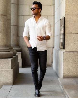 30 Jährige: Schwarze enge Jeans kombinieren – 500+ Herren Outfits warm Wetter: Kombinieren Sie ein weißes Langarmhemd mit schwarzen engen Jeans für einen bequemen Alltags-Look. Fügen Sie schwarzen Chelsea Boots aus Leder für ein unmittelbares Style-Upgrade zu Ihrem Look hinzu.