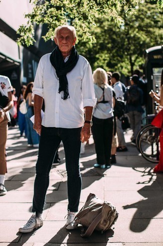 60 Jährige: Welche Jeans mit weißer und schwarzer hoher Sneakers zu tragen – 7 Herren Outfits warm Wetter: Kombinieren Sie ein weißes Langarmhemd mit Jeans für ein Alltagsoutfit, das Charakter und Persönlichkeit ausstrahlt. Fühlen Sie sich ideenreich? Entscheiden Sie sich für weißen und schwarzen hohe Sneakers.