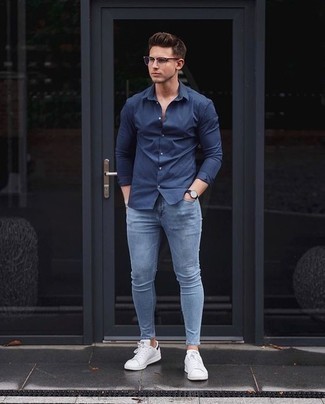 Welche Jeans mit blauen Langarmhemdes zu tragen – 142 Casual Sommer Herren Outfits: Entscheiden Sie sich für ein blaues Langarmhemd und Jeans, um einen lockeren, aber dennoch stylischen Look zu erhalten. Weiße und schwarze Leder niedrige Sneakers sind eine großartige Wahl, um dieses Outfit zu vervollständigen. So einfach kann ein schöner Sommer-Look sein.