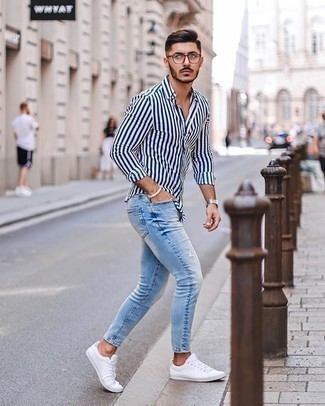 30 Jährige: Welche Langarmhemden mit hellblauer enger Jeans zu tragen – 33 Herren Outfits: Ein Langarmhemd und hellblaue enge Jeans sind eine perfekte Outfit-Formel für Ihre Sammlung. Weiße Segeltuch niedrige Sneakers sind eine großartige Wahl, um dieses Outfit zu vervollständigen.