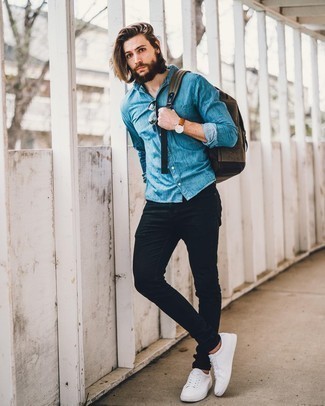 Braunen Segeltuch Rucksack kombinieren – 100 Herren Outfits: Für ein bequemes Couch-Outfit, paaren Sie ein blaues Chambray Langarmhemd mit einem braunen Segeltuch Rucksack. Wählen Sie weißen Leder niedrige Sneakers, um Ihr Modebewusstsein zu zeigen.