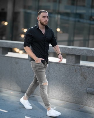 Schwarzes Armband kombinieren – 500+ Herren Outfits: Entscheiden Sie sich für Komfort in einem schwarzen Langarmhemd und einem schwarzen Armband. Fühlen Sie sich ideenreich? Ergänzen Sie Ihr Outfit mit weißen Segeltuch niedrigen Sneakers.
