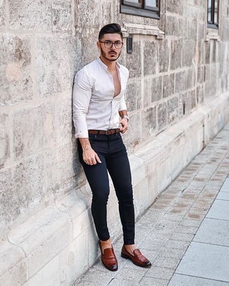 30 Jährige: Enge Jeans kombinieren – 162 Smart-Casual Sommer Herren Outfits: Kombinieren Sie ein weißes Langarmhemd mit engen Jeans, um einen lockeren, aber dennoch stylischen Look zu erhalten. Fühlen Sie sich mutig? Entscheiden Sie sich für braunen Leder Slipper. Dieses Outfit eignet sich perfekt für den Sommer.