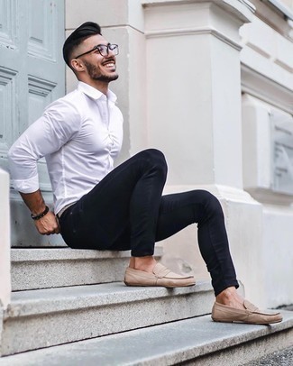 Welche Slipper mit schwarzer enger Jeans zu tragen – 66 Herren Outfits: Kombinieren Sie ein weißes Langarmhemd mit schwarzen engen Jeans für ein Alltagsoutfit, das Charakter und Persönlichkeit ausstrahlt. Machen Sie Ihr Outfit mit Slippern eleganter.