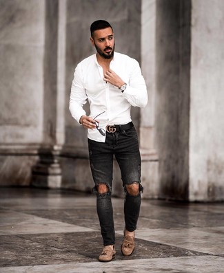 Welche enge Jeans mit weißen und dunkelblauen Langarmhemdes zu tragen – 103 Casual Herren Outfits: Kombinieren Sie ein weißes und dunkelblaues Langarmhemd mit engen Jeans für einen entspannten Wochenend-Look. Fühlen Sie sich ideenreich? Komplettieren Sie Ihr Outfit mit braunen Wildleder Slippern mit Quasten.