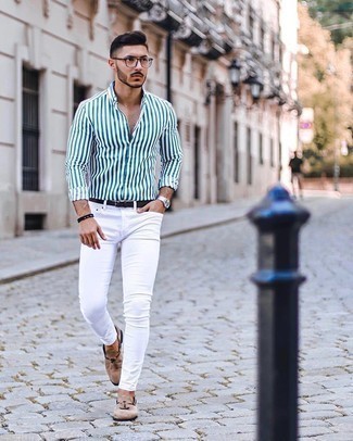 Hellbeige Business Schuhe kombinieren – 1200+ Herren Outfits: Kombinieren Sie ein weißes und blaues vertikal gestreiftes Langarmhemd mit weißen engen Jeans für einen entspannten Wochenend-Look. Putzen Sie Ihr Outfit mit hellbeige Business Schuhen.