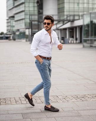 Wie Langarmhemd mit enger Jeans zu kombinieren – 500+ Herren Outfits: Tragen Sie ein Langarmhemd und enge Jeans für ein Alltagsoutfit, das Charakter und Persönlichkeit ausstrahlt. Wählen Sie dunkelbraunen geflochtenen Leder Slipper mit Quasten, um Ihr Modebewusstsein zu zeigen.