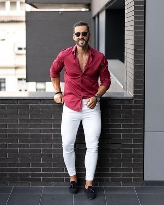 Weiße enge Jeans kombinieren – 222 Herren Outfits: Kombinieren Sie ein dunkelrotes Langarmhemd mit weißen engen Jeans für ein sonntägliches Mittagessen mit Freunden. Machen Sie Ihr Outfit mit schwarzen Wildleder Slippern mit Quasten eleganter.