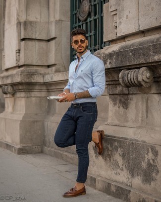 Dunkelblaue enge Jeans kombinieren – 500+ Herren Outfits: Entscheiden Sie sich für ein hellblaues vertikal gestreiftes Langarmhemd und dunkelblauen enge Jeans für einen entspannten Wochenend-Look. Schalten Sie Ihren Kleidungsbestienmodus an und machen dunkelbraunen Leder Slipper mit Quasten zu Ihrer Schuhwerkwahl.