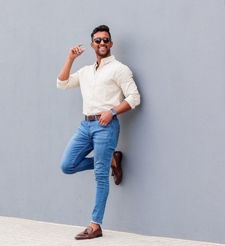 Dunkelbraune Slipper mit Quasten kombinieren – 500+ Herren Outfits warm Wetter: Kombinieren Sie ein weißes Langarmhemd mit blauen engen Jeans für ein bequemes Outfit, das außerdem gut zusammen passt. Fühlen Sie sich mutig? Ergänzen Sie Ihr Outfit mit dunkelbraunen Slippern mit Quasten.