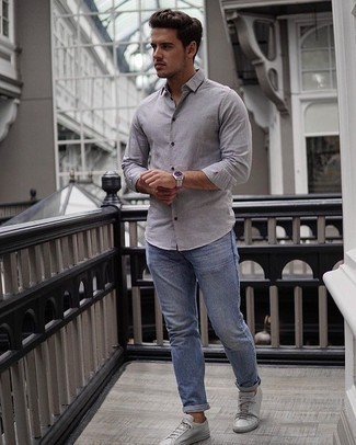 Welche Jeans mit grauer niedriger Sneakers zu tragen – 245 Herren Outfits: Kombinieren Sie ein graues Langarmhemd mit Jeans für ein bequemes Outfit, das außerdem gut zusammen passt. Graue niedrige Sneakers sind eine gute Wahl, um dieses Outfit zu vervollständigen.