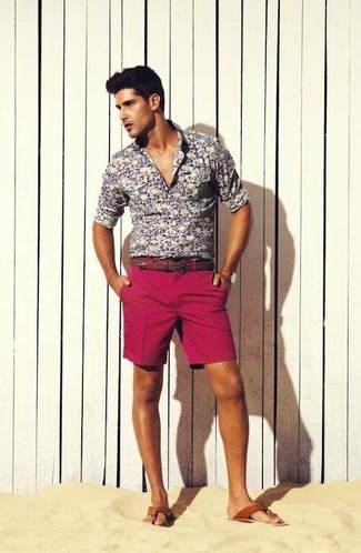 Welche Sandalen mit rosa Shorts zu tragen – 6 Herren Outfits: Erwägen Sie das Tragen von einem grauen Langarmhemd mit Blumenmuster und rosa Shorts für ein sonntägliches Mittagessen mit Freunden. Fühlen Sie sich mutig? Entscheiden Sie sich für Sandalen.