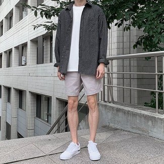 Casual Sommer Outfits Herren 2024: Tragen Sie ein graues Langarmhemd mit Vichy-Muster und grauen Shorts für einen bequemen Alltags-Look. Komplettieren Sie Ihr Outfit mit weißen Segeltuch niedrigen Sneakers. Ein schönes Outfit für den Sommer.