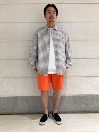 Graues Langarmhemd kombinieren – 500+ Herren Outfits warm Wetter: Kombinieren Sie ein graues Langarmhemd mit orange Shorts, um einen lockeren, aber dennoch stylischen Look zu erhalten. Schwarze Slip-On Sneakers aus Segeltuch fügen sich nahtlos in einer Vielzahl von Outfits ein.