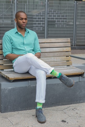 Mintgrünes Langarmhemd kombinieren – 144 Herren Outfits: Paaren Sie ein mintgrünes Langarmhemd mit einer weißen Chinohose für ein Alltagsoutfit, das Charakter und Persönlichkeit ausstrahlt. Ergänzen Sie Ihr Look mit grauen Chukka-Stiefeln aus Wildleder.