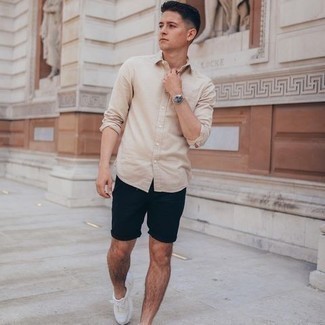 Shorts kombinieren – 500+ Casual Herren Outfits warm Wetter: Erwägen Sie das Tragen von einem hellbeige Langarmhemd und Shorts für ein bequemes Outfit, das außerdem gut zusammen passt. Fühlen Sie sich ideenreich? Vervollständigen Sie Ihr Outfit mit weißen Sportschuhen.