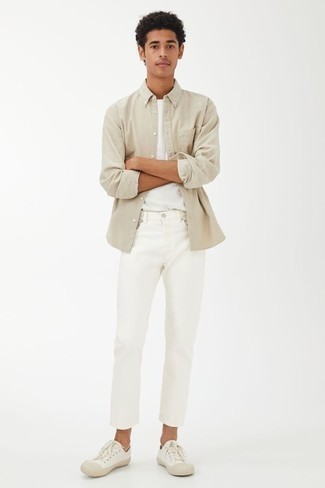 20 Jährige: Wie beige Langarmhemd mit weißer Jeans zu kombinieren – 4 Casual Herren Outfits: Kombinieren Sie ein beige Langarmhemd mit weißen Jeans für einen bequemen Alltags-Look. Weiße Segeltuch niedrige Sneakers sind eine perfekte Wahl, um dieses Outfit zu vervollständigen.