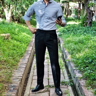 30 Jährige: Hellblaues vertikal gestreiftes Langarmhemd kombinieren – 209 Herren Outfits: Vereinigen Sie ein hellblaues vertikal gestreiftes Langarmhemd mit einer dunkelblauen Anzughose für eine klassischen und verfeinerte Silhouette. Setzen Sie bei den Schuhen auf die klassische Variante mit schwarzen Leder Oxford Schuhen.