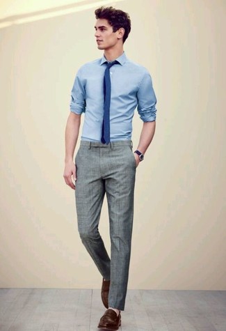 20 Jährige: Blaue Krawatte kombinieren – 262 Herren Outfits: Erwägen Sie das Tragen von einem hellblauen Langarmhemd und einer blauen Krawatte für einen stilvollen, eleganten Look. Dunkelbraune Leder Slipper sind eine großartige Wahl, um dieses Outfit zu vervollständigen.