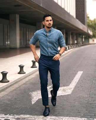 Welche Langarmhemden mit dunkelblauer Oxford Schuhe zu tragen – 12 Smart-Casual Herren Outfits: Kombinieren Sie ein Langarmhemd mit einer dunkelblauen Chinohose für ein Alltagsoutfit, das Charakter und Persönlichkeit ausstrahlt. Fühlen Sie sich mutig? Entscheiden Sie sich für dunkelblauen Oxford Schuhe.