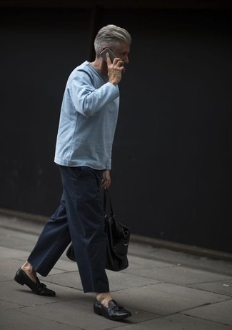 40 Jährige: Welche Slipper mit dunkelblauer Chinohose zu tragen – 51 Herren Outfits: Vereinigen Sie ein hellblaues Langarmhemd mit einer dunkelblauen Chinohose für ein großartiges Wochenend-Outfit. Fühlen Sie sich mutig? Entscheiden Sie sich für Slipper.