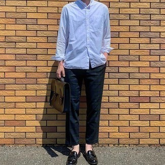 Aktentasche kombinieren – 500+ Herren Outfits: Kombinieren Sie ein hellblaues Langarmhemd mit einer Aktentasche für einen entspannten Wochenend-Look. Schalten Sie Ihren Kleidungsbestienmodus an und machen schwarzen Leder Slipper mit Quasten zu Ihrer Schuhwerkwahl.