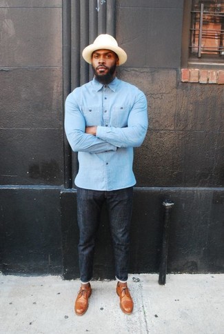Welche Jeans mit hellblauen Langarmhemdes zu tragen – 431 Smart-Casual Herren Outfits: Kombinieren Sie ein hellblaues Langarmhemd mit Jeans für einen bequemen Alltags-Look. Vervollständigen Sie Ihr Outfit mit beige Leder Derby Schuhen, um Ihr Modebewusstsein zu zeigen.