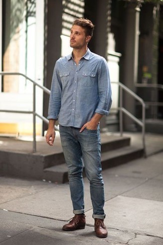 Braune Chukka-Stiefel aus Leder kombinieren – 251 Casual Herren Outfits: Kombinieren Sie ein hellblaues Langarmhemd mit blauen Jeans für ein großartiges Wochenend-Outfit. Ergänzen Sie Ihr Look mit braunen Chukka-Stiefeln aus Leder.