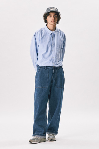 Dunkelblaue Jeans kombinieren – 1200+ Herren Outfits: Erwägen Sie das Tragen von einem hellblauen Langarmhemd und dunkelblauen Jeans für ein bequemes Outfit, das außerdem gut zusammen passt. Graue Sportschuhe verleihen einem klassischen Look eine neue Dimension.