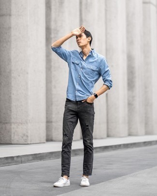 Dunkelgraue Jeans kombinieren – 293 Lässige Herren Outfits warm Wetter: Ein hellblaues Chambray Langarmhemd und dunkelgraue Jeans sind eine perfekte Outfit-Formel für Ihre Sammlung. Vervollständigen Sie Ihr Look mit weißen Segeltuch niedrigen Sneakers.