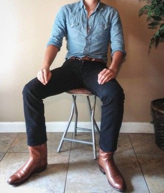 Dunkelbraune Cowboystiefel aus Leder kombinieren – 16 Herren Outfits: Kombinieren Sie ein hellblaues Chambray Langarmhemd mit schwarzen Jeans für einen bequemen Alltags-Look. Suchen Sie nach leichtem Schuhwerk? Ergänzen Sie Ihr Outfit mit dunkelbraunen Cowboystiefeln aus Leder für den Tag.