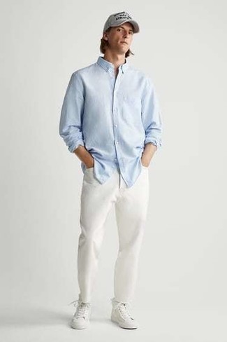 hellblaues Langarmhemd, weiße Jeans, weiße hohe Sneakers aus Segeltuch, graue bedruckte Baseballkappe für Herren