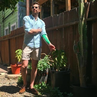 30 Jährige: Wie Bootsschuhe mit Shorts zu kombinieren – 139 Sommer Herren Outfits: Erwägen Sie das Tragen von einem hellblauen Langarmhemd aus Seersucker und Shorts für einen bequemen Alltags-Look. Bootsschuhe sind eine kluge Wahl, um dieses Outfit zu vervollständigen. So ist das Outfit total sommertauglich.