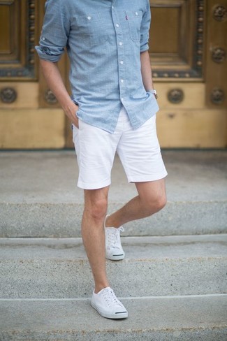 30 Jährige: Chambray Langarmhemd kombinieren – 137 Casual Sommer Herren Outfits: Kombinieren Sie ein Chambray Langarmhemd mit weißen Shorts für ein großartiges Wochenend-Outfit. Weiße Segeltuch niedrige Sneakers sind eine großartige Wahl, um dieses Outfit zu vervollständigen. Ein schöner Sommer-Look.