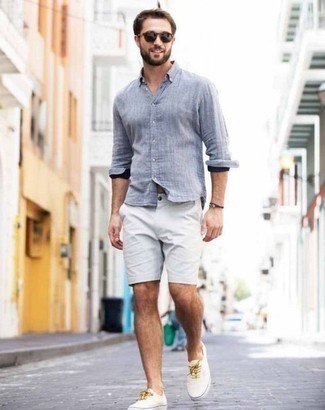 30 Jährige: Shorts kombinieren – 785+ Casual Herren Outfits warm Wetter: Kombinieren Sie ein hellblaues Chambray Langarmhemd mit Shorts für ein großartiges Wochenend-Outfit. Weiße Segeltuch niedrige Sneakers sind eine perfekte Wahl, um dieses Outfit zu vervollständigen.