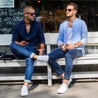 Welche Langarmhemden mit blauer Chinohose zu tragen – 444 Casual Herren Outfits: Kombinieren Sie ein Langarmhemd mit einer blauen Chinohose für ein bequemes Outfit, das außerdem gut zusammen passt. Weiße niedrige Sneakers verleihen einem klassischen Look eine neue Dimension.