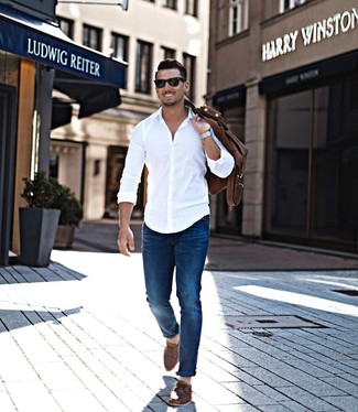 Wie weißes Langarmhemd mit blauer Jeans zu kombinieren – 500+ Herren Outfits: Entscheiden Sie sich für ein weißes Langarmhemd und blauen Jeans für ein sonntägliches Mittagessen mit Freunden. Braune Leder Bootsschuhe sind eine perfekte Wahl, um dieses Outfit zu vervollständigen.
