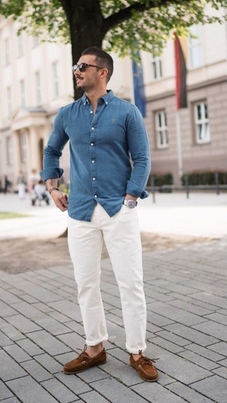Wie blaues Langarmhemd mit brauner Wildleder Bootsschuhe zu kombinieren – 12 Herren Outfits: Kombinieren Sie ein blaues Langarmhemd mit weißen Jeans, um einen lockeren, aber dennoch stylischen Look zu erhalten. Ergänzen Sie Ihr Look mit braunen Wildleder Bootsschuhen.