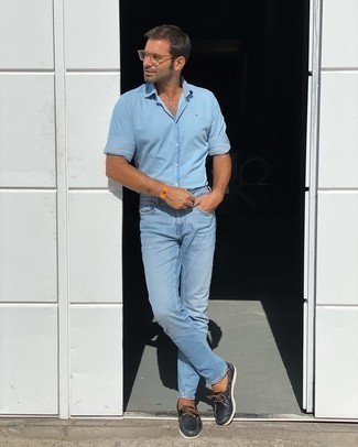 Hellblaues Langarmhemd kombinieren – 500+ Casual Sommer Herren Outfits: Entscheiden Sie sich für ein hellblaues Langarmhemd und hellblauen Jeans, um mühelos alles zu meistern, was auch immer der Tag bringen mag. Komplettieren Sie Ihr Outfit mit schwarzen Leder Bootsschuhen. Ein stylischer Look für den Sommer.