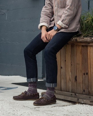 Dunkelrote Socken kombinieren – 500+ Herren Outfits: Für ein bequemes Couch-Outfit, kombinieren Sie ein graues vertikal gestreiftes Langarmhemd mit dunkelroten Socken. Schalten Sie Ihren Kleidungsbestienmodus an und machen dunkelbraunen Leder Bootsschuhe zu Ihrer Schuhwerkwahl.