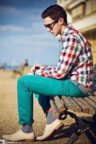 mehrfarbiges Langarmhemd mit Schottenmuster, türkise Jeans, hellbeige Leder Brogues, weißer und dunkelblauer horizontal gestreifter Segeltuchgürtel für Herren
