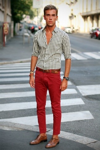 weißes Langarmhemd mit Vichy-Muster, rote Jeans, beige Leder Brogues, brauner Ledergürtel für Herren