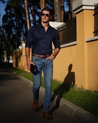 Dunkelblaue Sonnenbrille kombinieren – 500+ Herren Outfits: Kombinieren Sie ein dunkelblaues Langarmhemd mit einer dunkelblauen Sonnenbrille für einen entspannten Wochenend-Look. Ergänzen Sie Ihr Outfit mit braunen Leder Brogues, um Ihr Modebewusstsein zu zeigen.